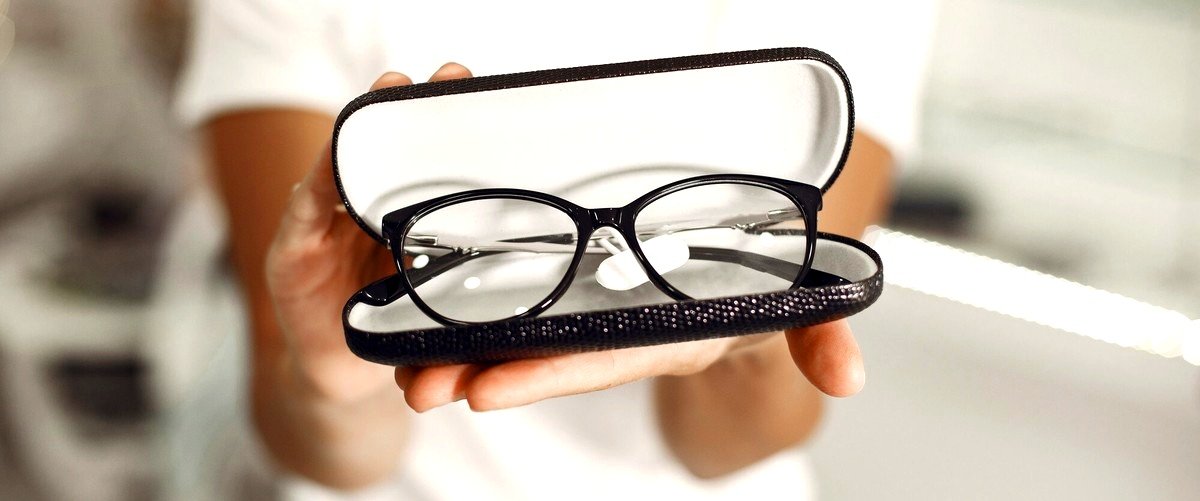 ¿Qué marcas de lentes y monturas están disponibles en las ópticas de Álava?