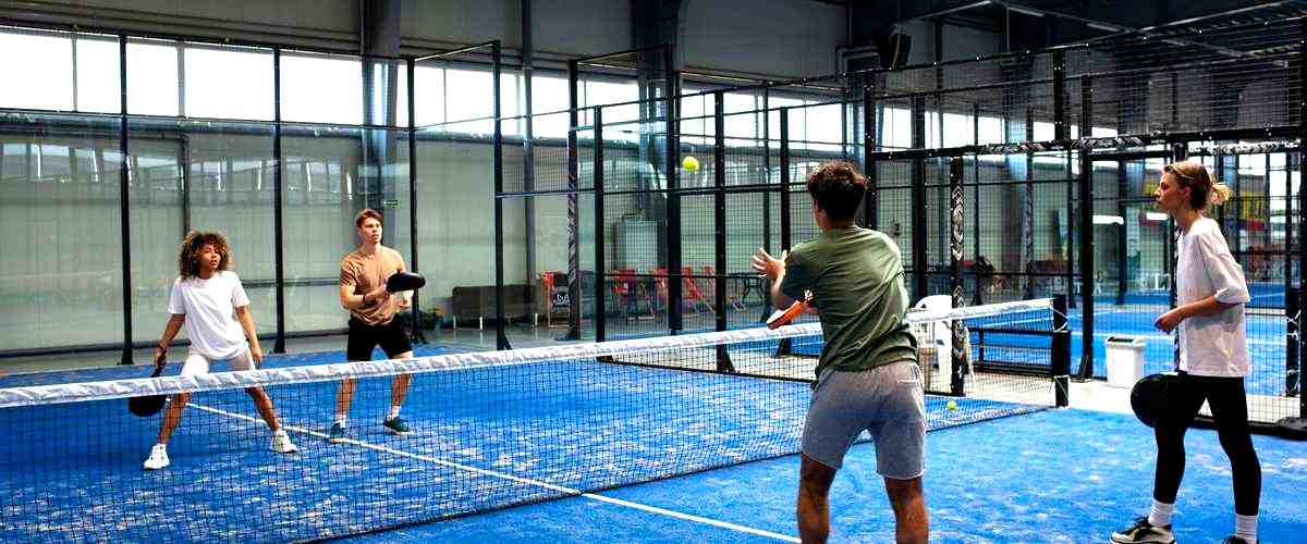 ¿Qué marcas y productos puedo encontrar en una tienda de pádel en Huelva?