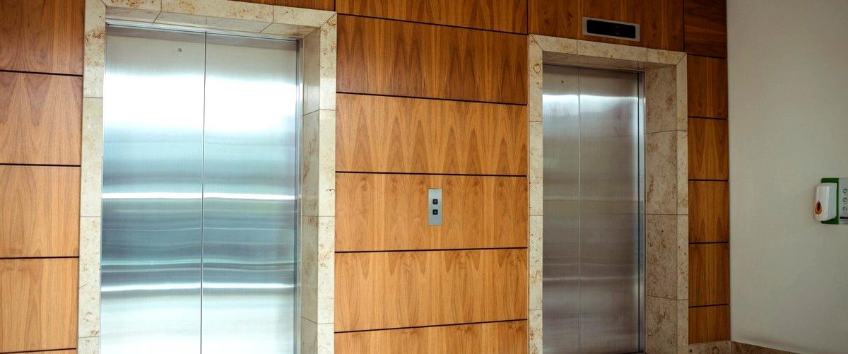 ¿Qué medidas de seguridad se deben tomar al instalar un ascensor en un edificio?