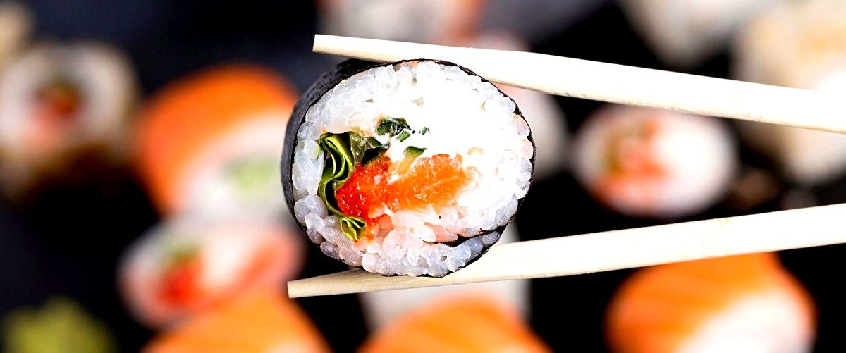 ¿Qué opciones de menú suelen ofrecer los restaurantes japoneses en Roquetas de Mar?