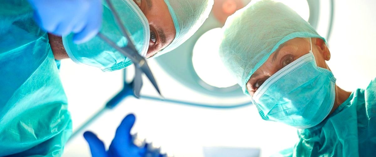 ¿Qué riesgos y complicaciones pueden surgir durante una cirugía plástica?