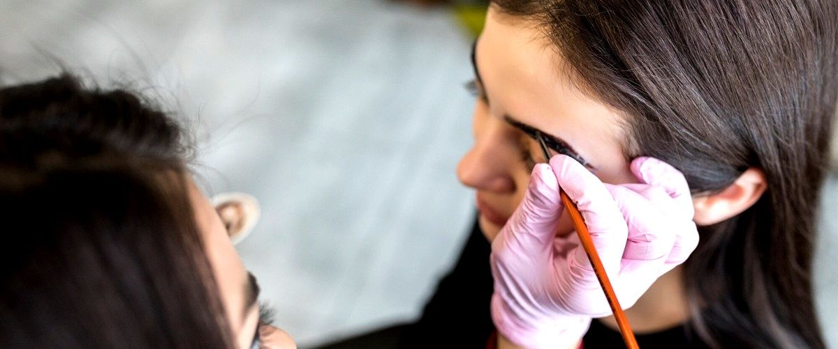 ¿Qué servicios están incluidos en el microblading en Cáceres?