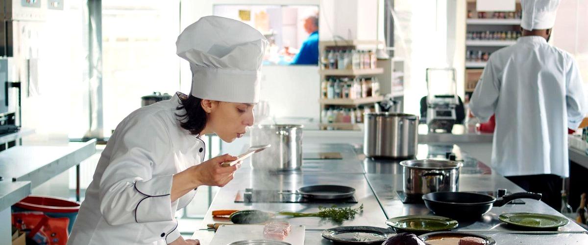 ¿Qué tipo de cocina se enseña en las escuelas de cocina en Granada?