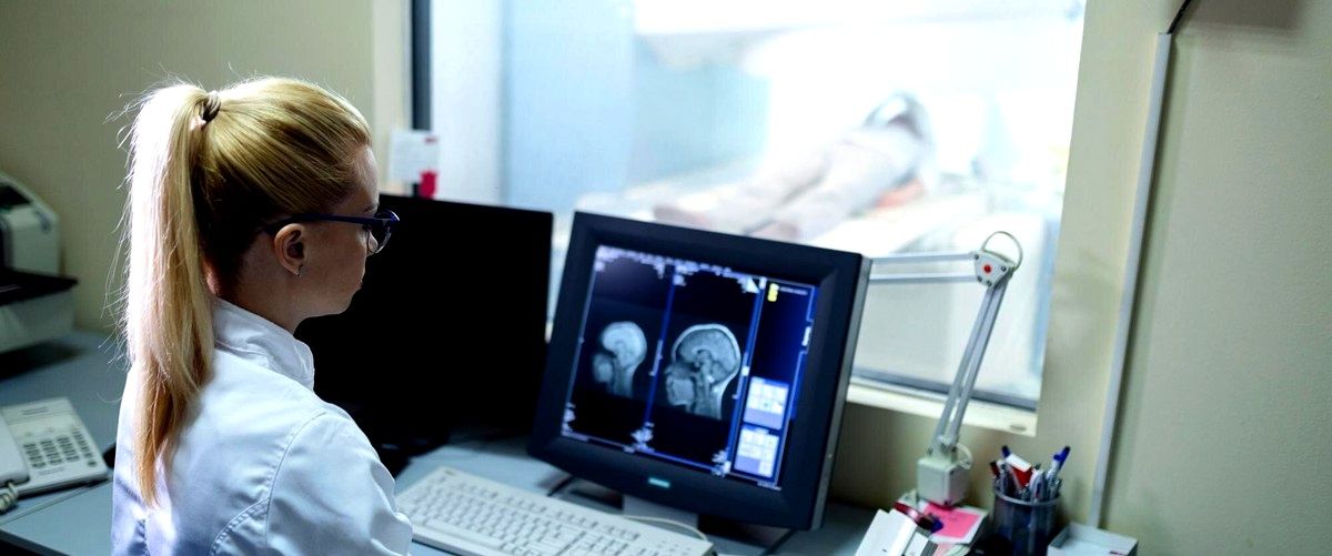 ¿Qué tipo de condiciones o enfermedades tratan los neurólogos en Segovia?