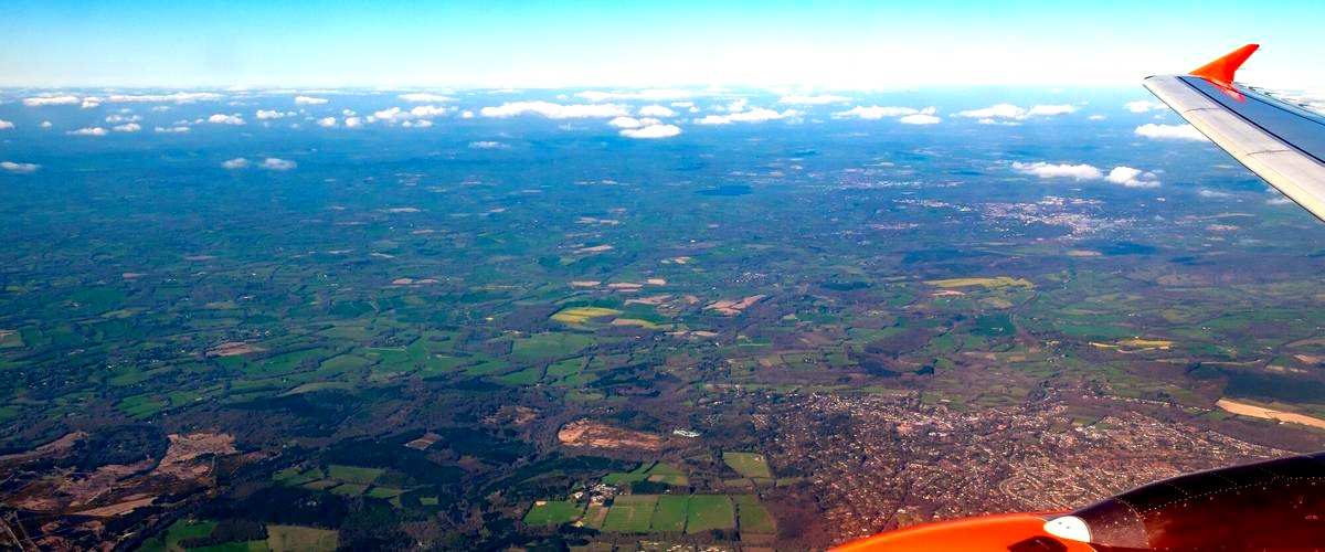 ¿Qué tipo de formación y certificaciones tienen los profesionales de las empresas aeronáuticas en Cantabria?