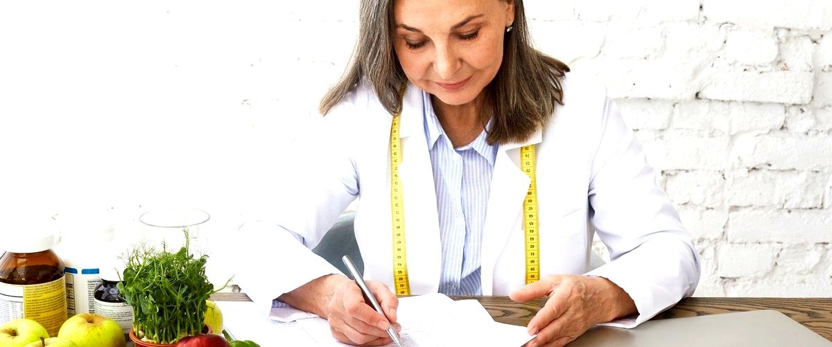 ¿Qué tipo de pruebas o evaluaciones realiza un nutricionista durante una consulta?