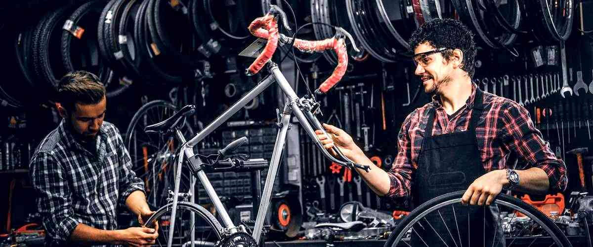 ¿Qué tipos de reparaciones y ajustes se pueden realizar en un taller de bicicletas en Huelva?