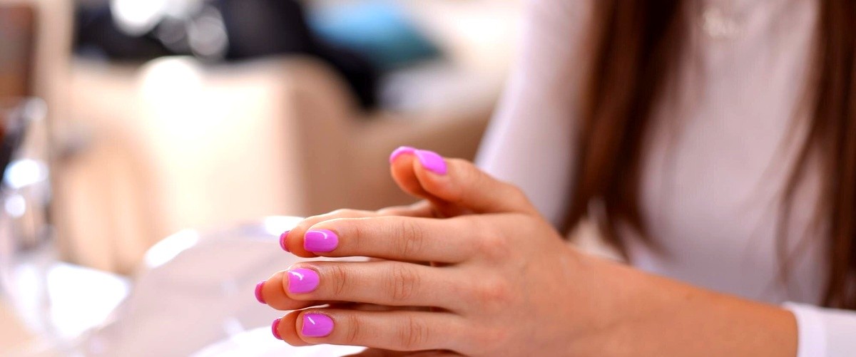 ¿Qué tipos de tratamientos de uñas se pueden encontrar en los salones de manicura en Burgos?
