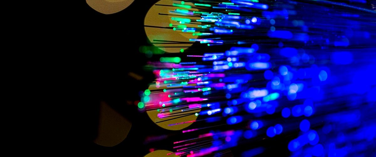 ¿Qué ventajas ofrece la fibra óptica en comparación con otros tipos de conexión a Internet?