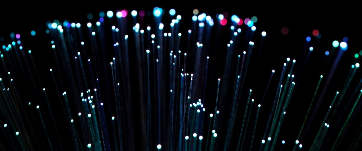 ¿Qué ventajas ofrecen las fibras ópticas en comparación con otros tipos de conexiones?