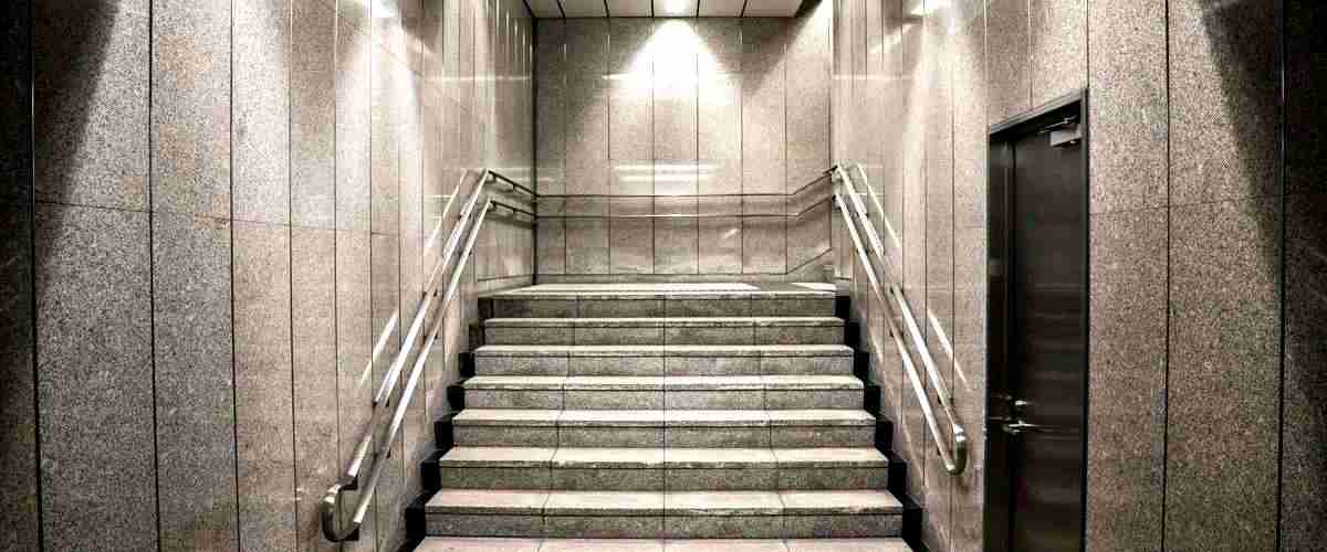 ¿Quién es responsable de la instalación y mantenimiento de los ascensores en Ciudad Real?