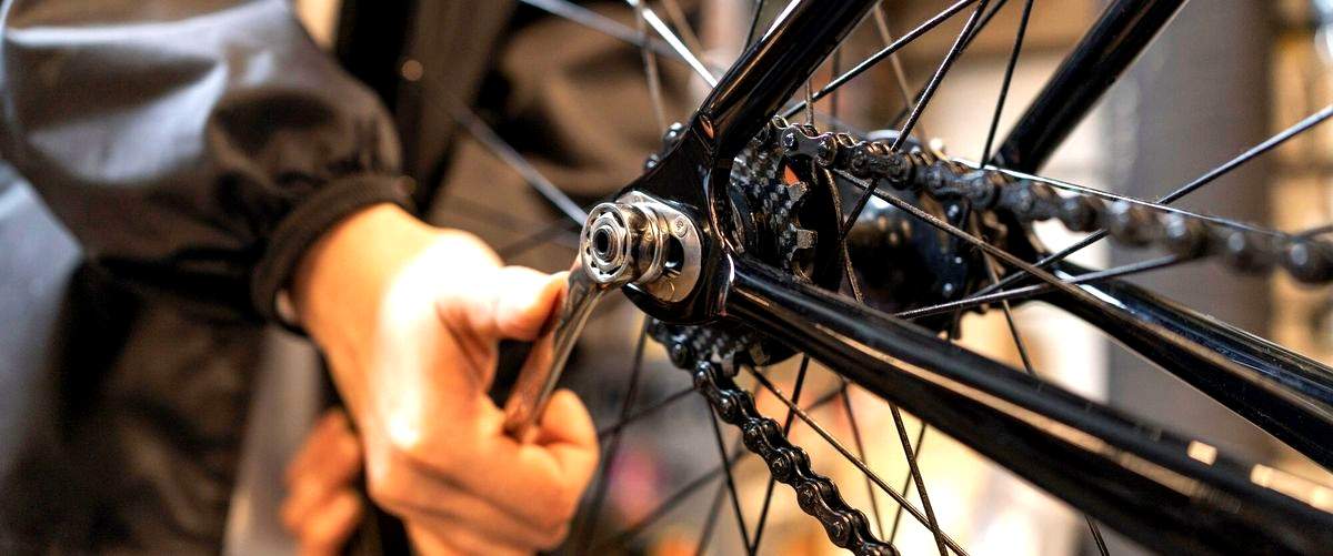 ¿Quién se encarga de reparar las bicicletas en los talleres de bicicletas en Lorca (Murcia)?