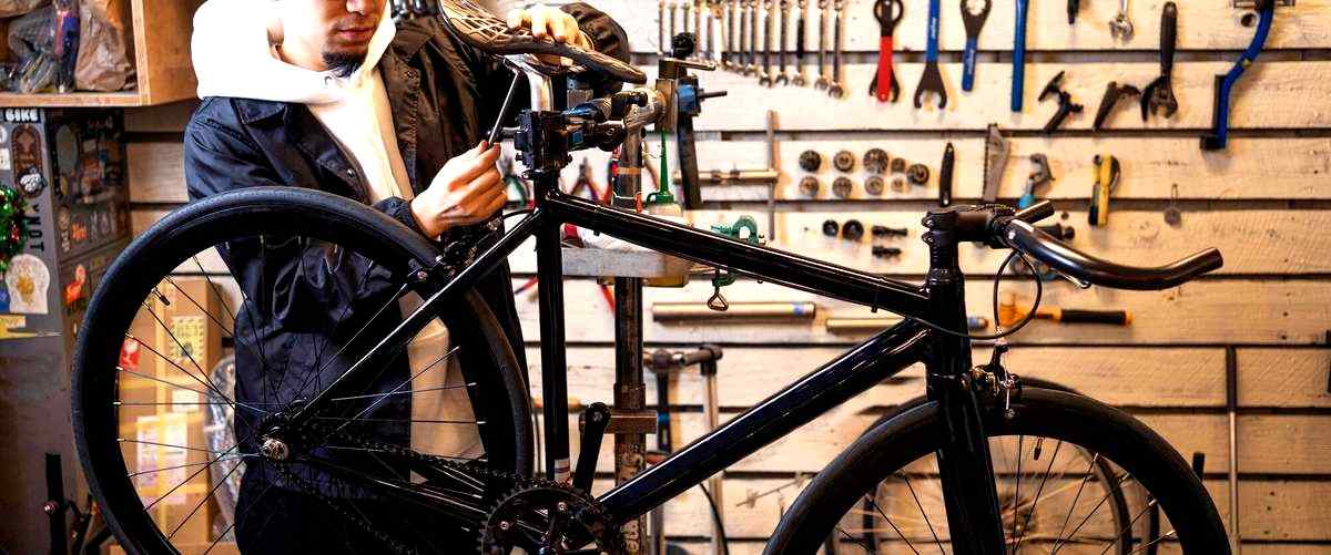 ¿Quién se encarga de reparar las bicicletas en los talleres de León?