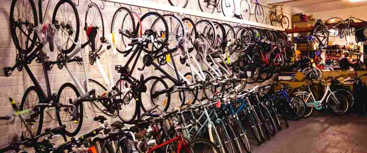 ¿Quién se encarga de reparar las bicicletas en los talleres de Valencia?