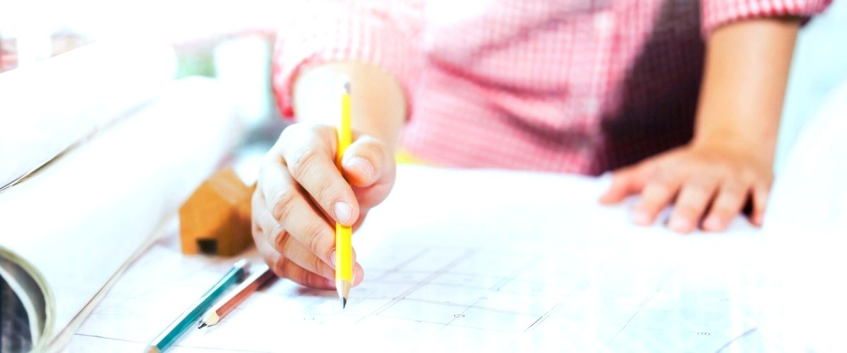 ¿Quién suele contratar a los arquitectos en León?