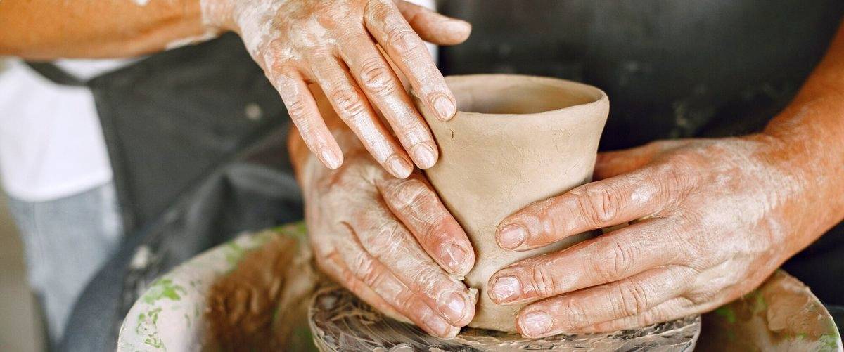 ¿Se necesita comprar materiales y herramientas para participar en un taller de cerámica?